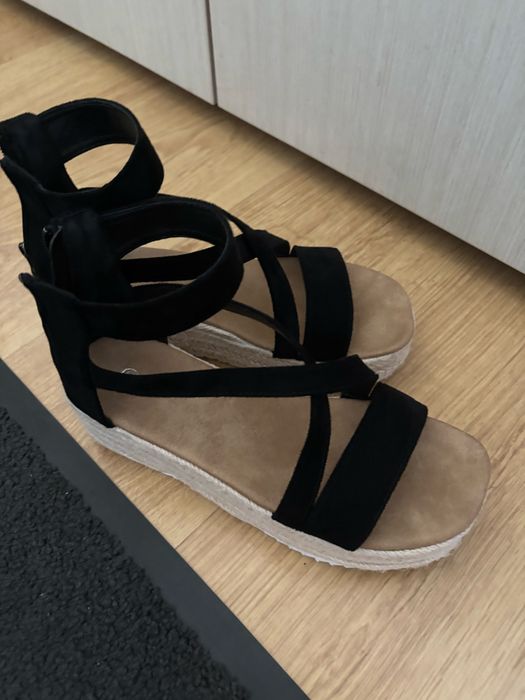 Vand sandale negre marimea 36-37