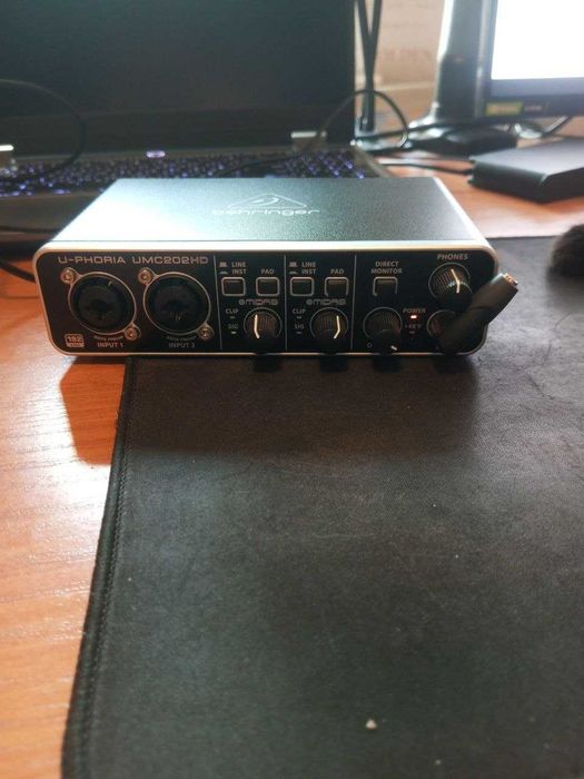 Звуковая карта Behringer UMC202HD
