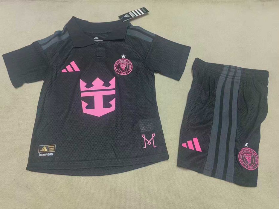 Детски футболни екипи Nike Adidas 2026/2027