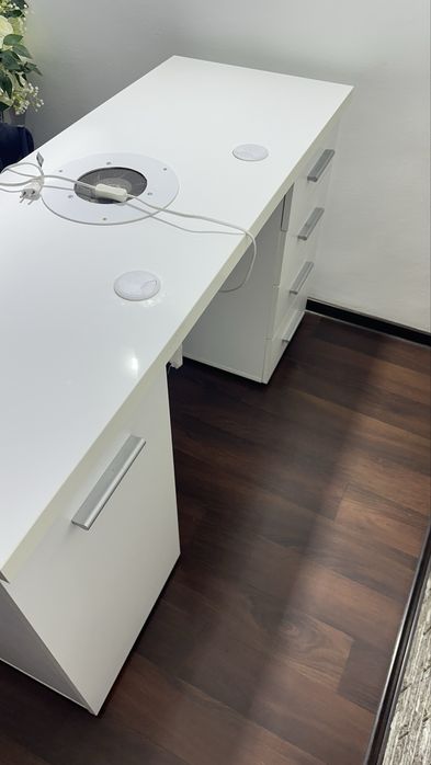 Masa manichiura cu aspirator