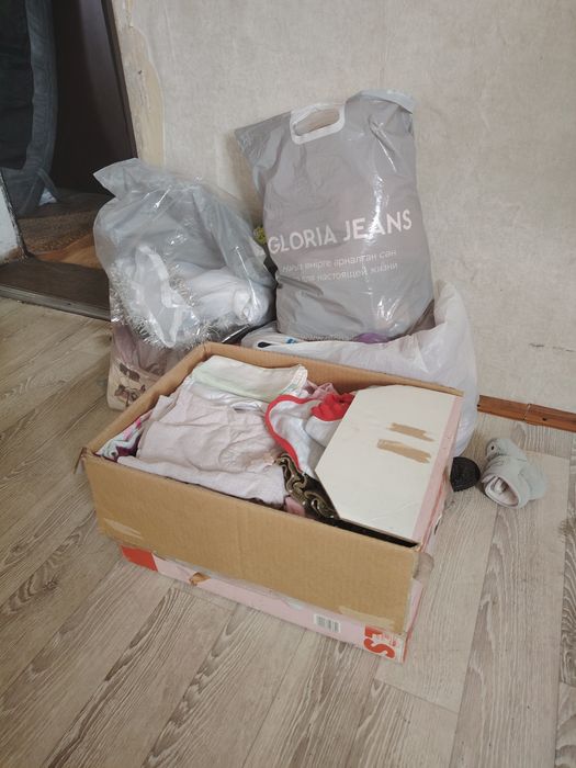 Отдам на девочку одежду