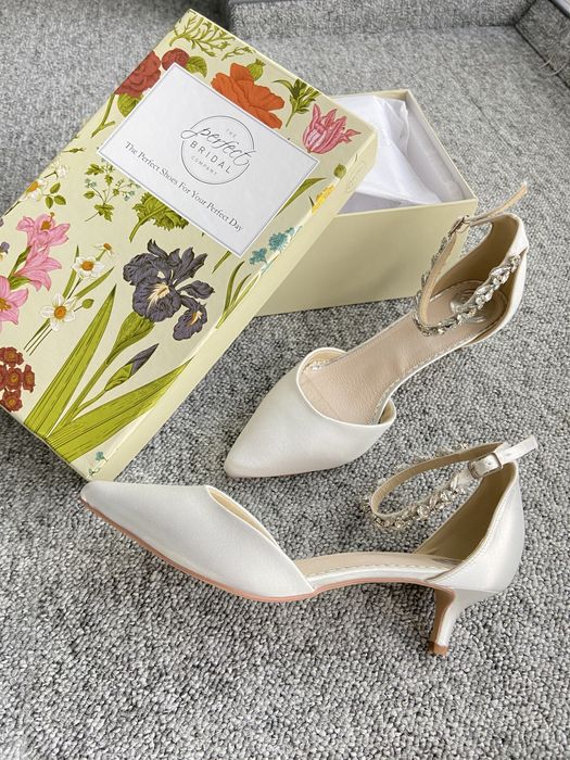 Бели сватбени обувки