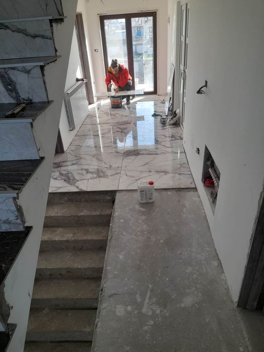 Amenajari finisaje : zugraveli , gresie , TERMOPANE PVC, parchet