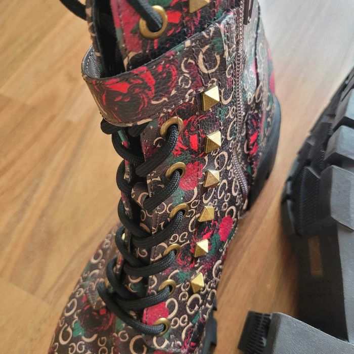 Guess чисто нови флорални ботушки