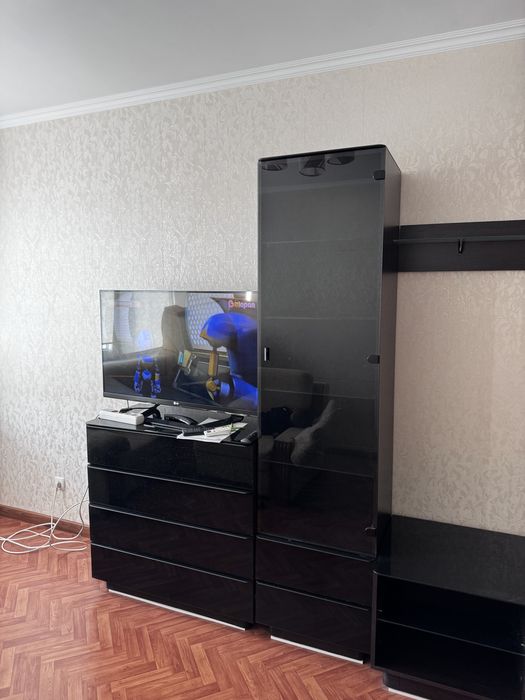 Продам сервант стеклянный