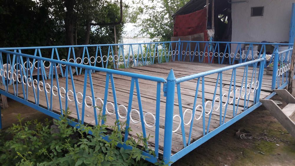 Тапчан из металла с полом 270×430 см большой.