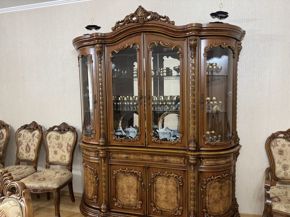 Стол стулья шкаф комод