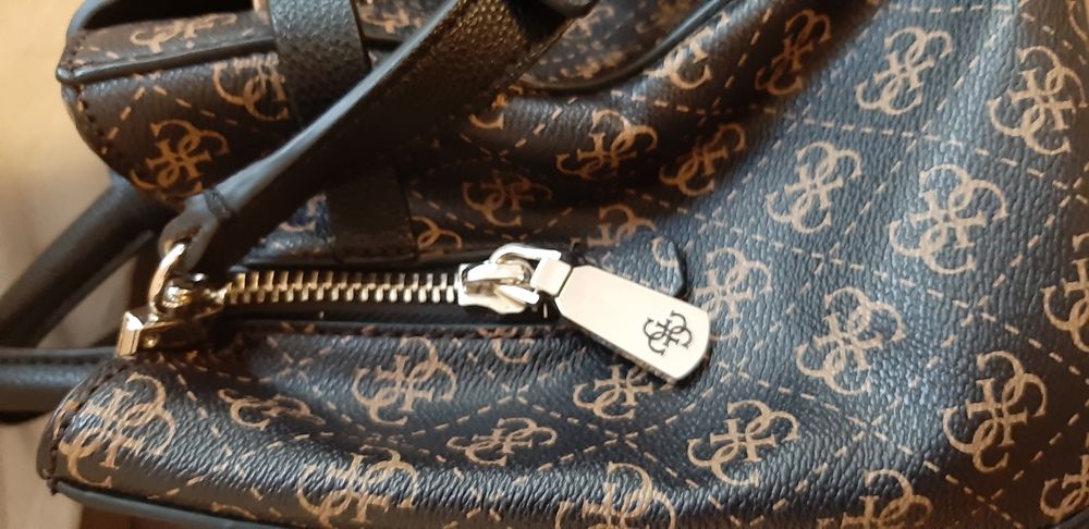 Geantă de damă, Guess