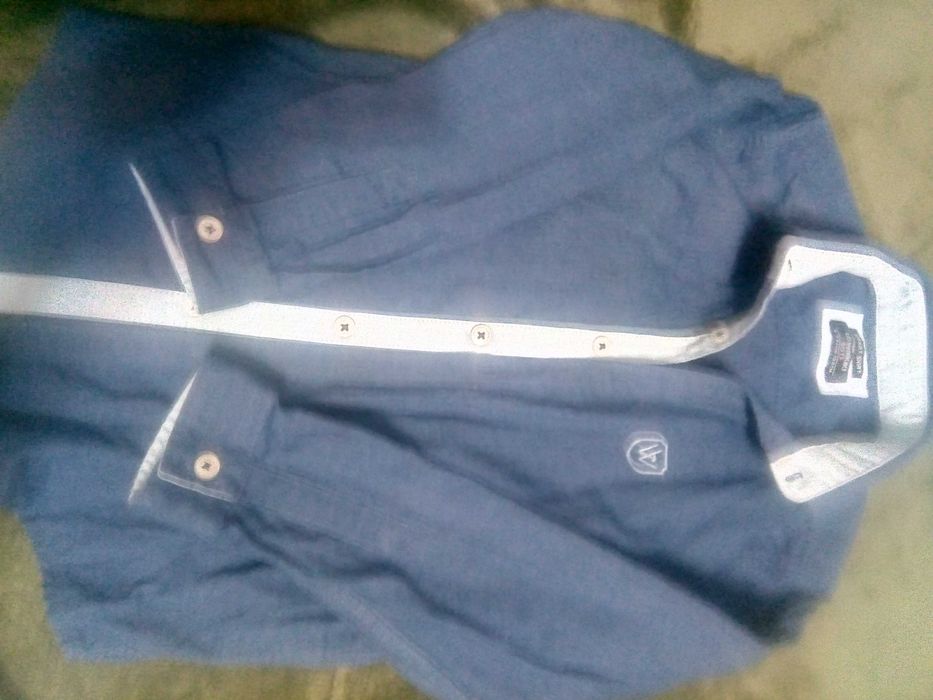 Vând cămăși  pt copii și pulovere