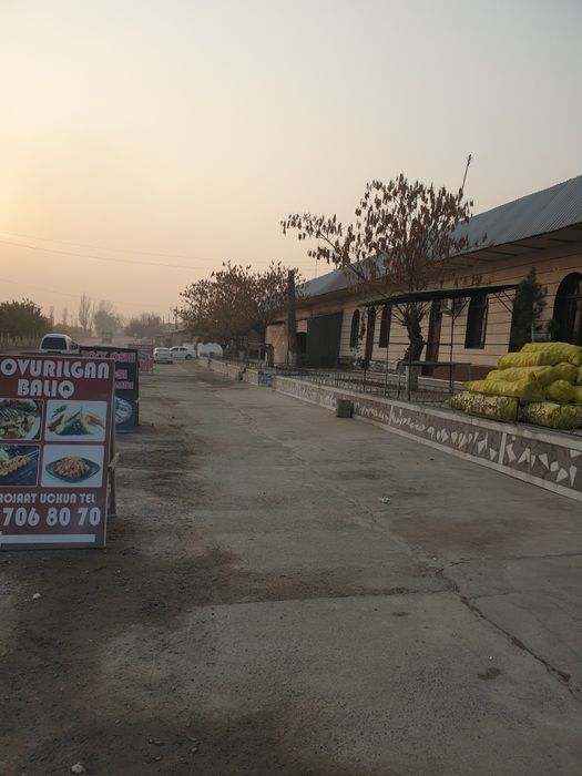 Yer maydoni ijaraga beriladi yo'l yoqasi