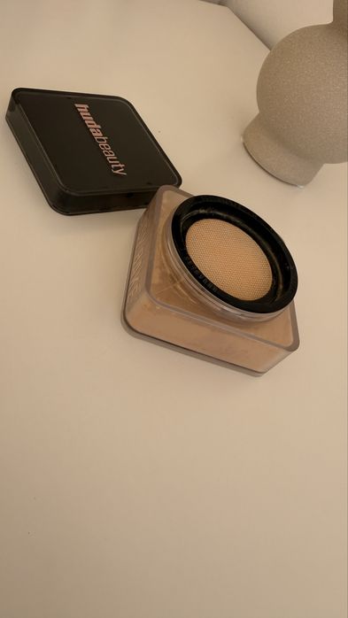 Huda Beauty Easy Bake Loose Baking & Setting Powder – нюанс Blondie