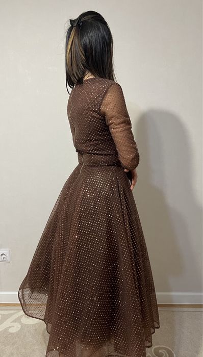 Шикарное коричневое вечернее платье