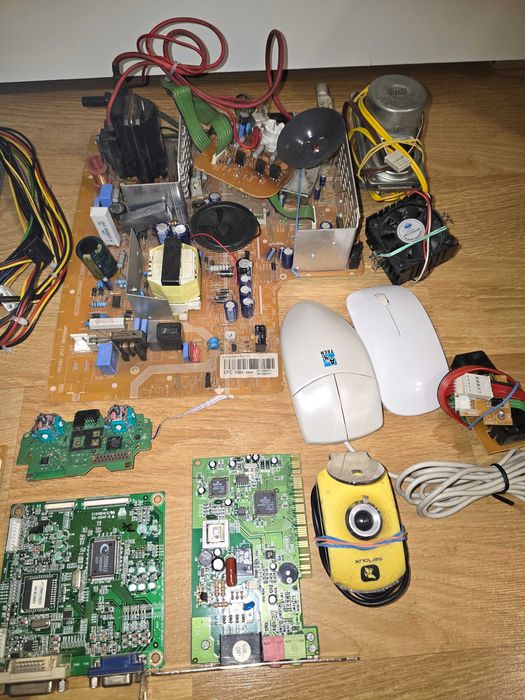 Piese calculator, televizor cu tub, monitor și diverse accesorii