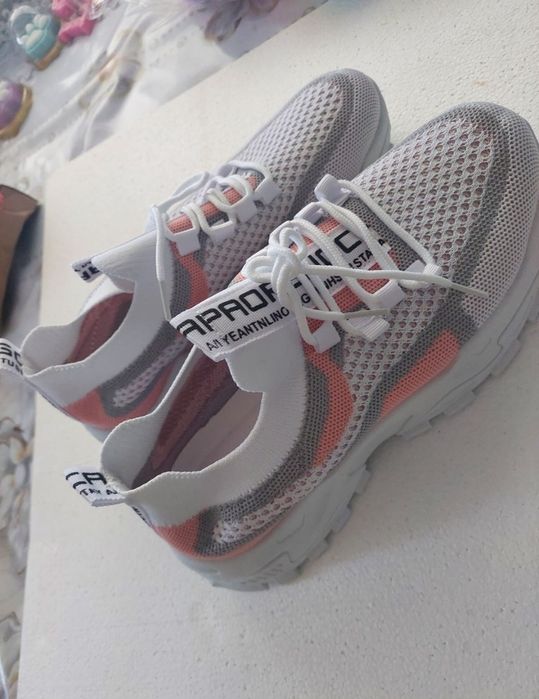 Женские кроссовки