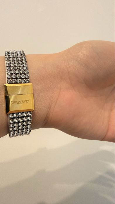 Стильные часы Swarovski