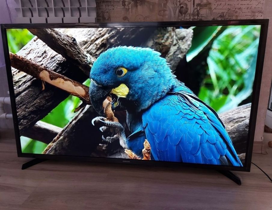 Смарт телевизор Samsung 81см. С кронштейном.