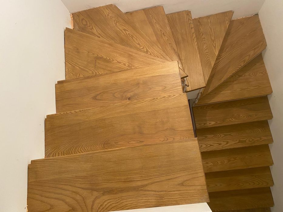 Scări din lemn masiv