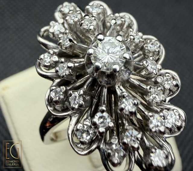 Inel din aur alb, decorat cu diamante