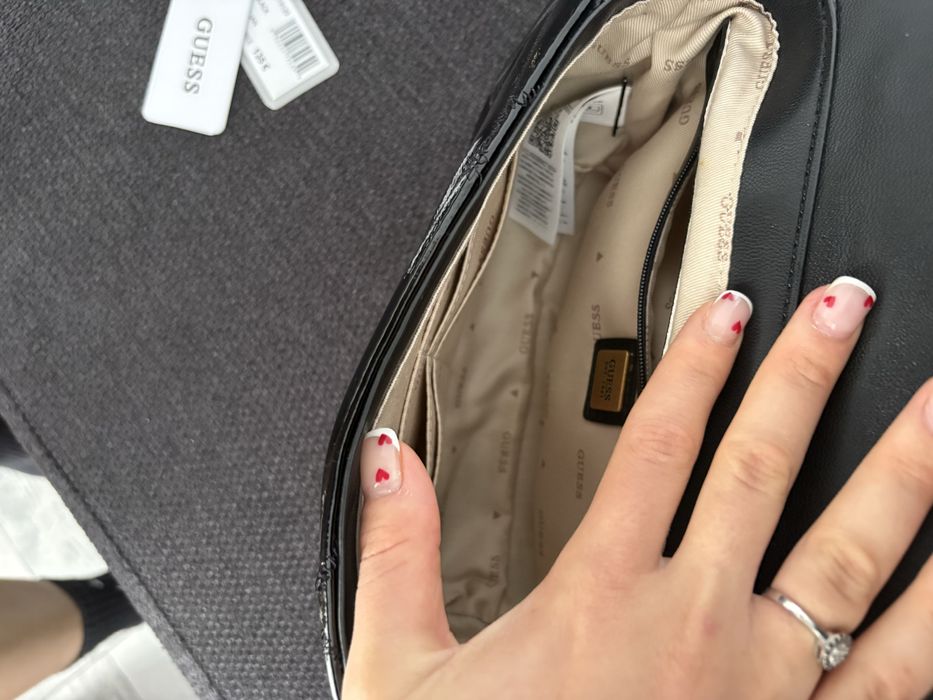 Guess дамска лачена чанта