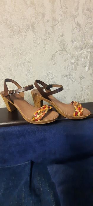 Босоножки женские      .