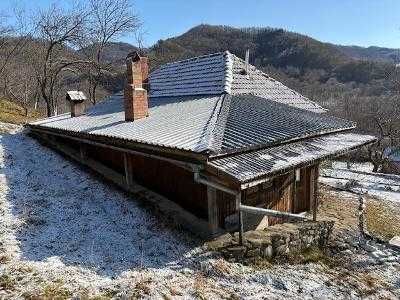 Vand casa de vacanta , cu vecinii la distanta. comuna Gura Teghii, la DJ 203k