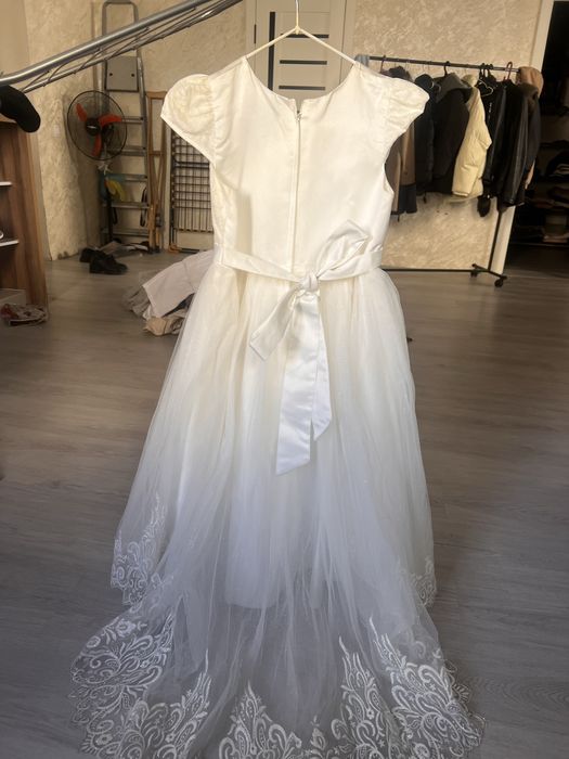 Продаю платье на девочку 9-11 лет со шлейфом