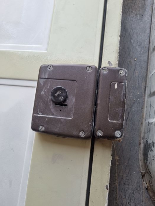 Ușa metalică cu pervaz