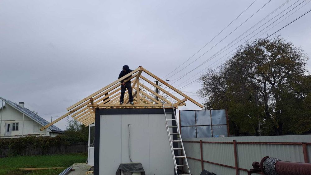 Executăm acoperișuri complete sau parțiale pentru case, vile, hale,