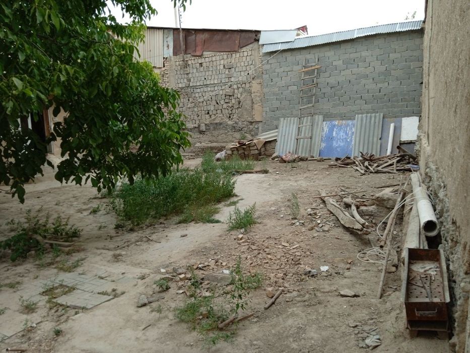 Ховли сотилади адрес бульвар 8 мактаб йонига 2.5 сутук 40000$