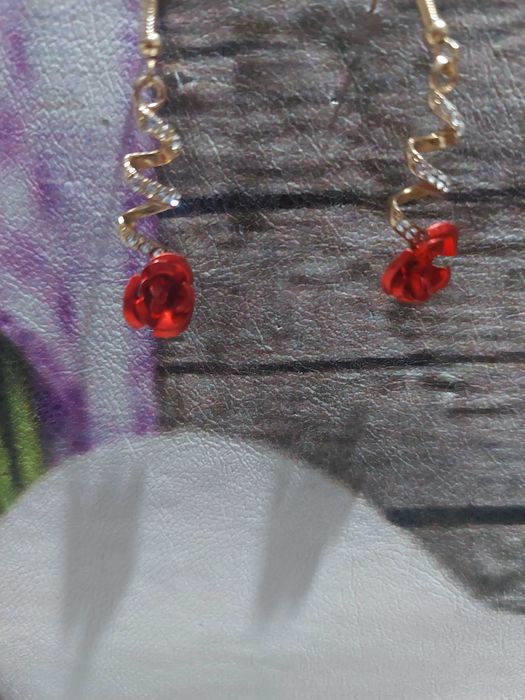3 в 1  полу скъпоценни      Колие . Гривна. И Обеци  с червени розички