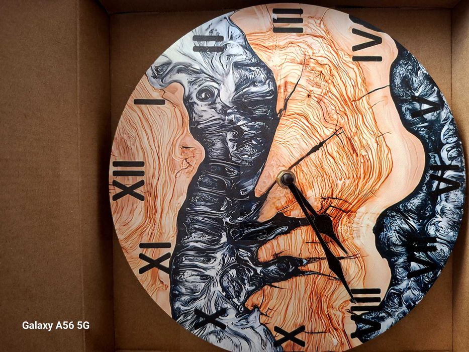 Артистичен стенен часовник