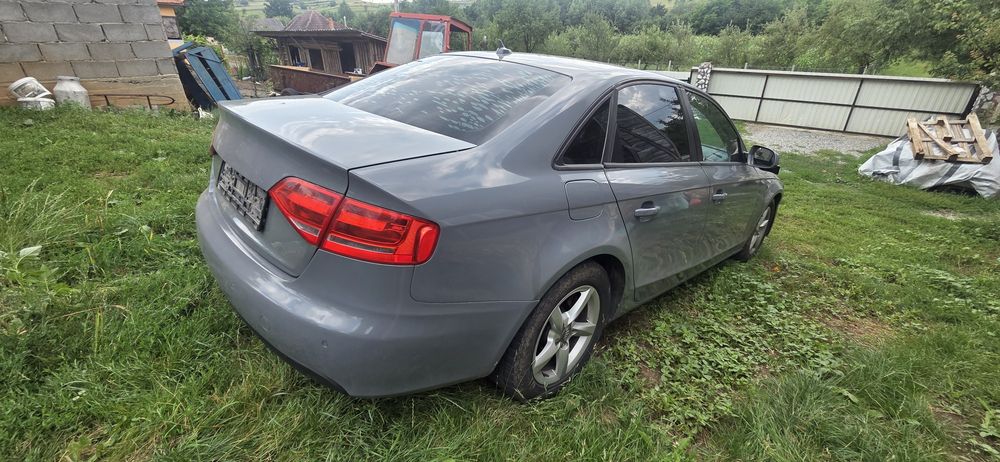 Vând Audi a4 b8  (fața lovită)