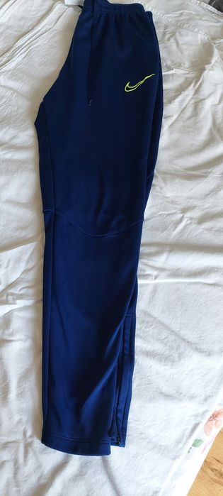 Продавам мъжко долнище Nike