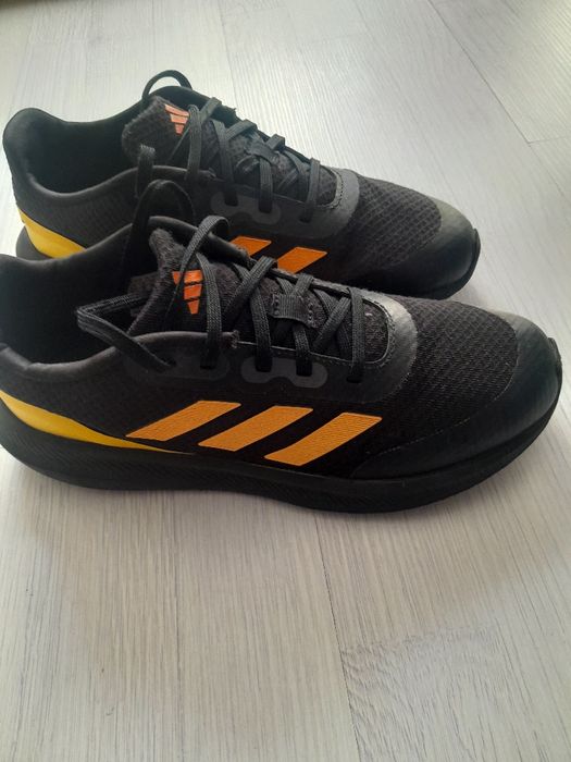 Pantofi sport Adidas, marimea 38,Stare foarte buna