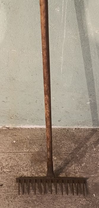 Продам грабли, тяпки, вилы