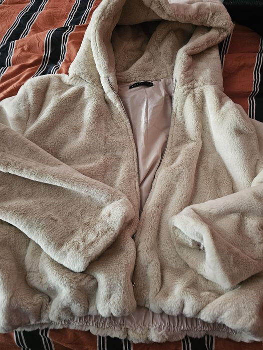 Продавам дамско яке  и подарък чанта