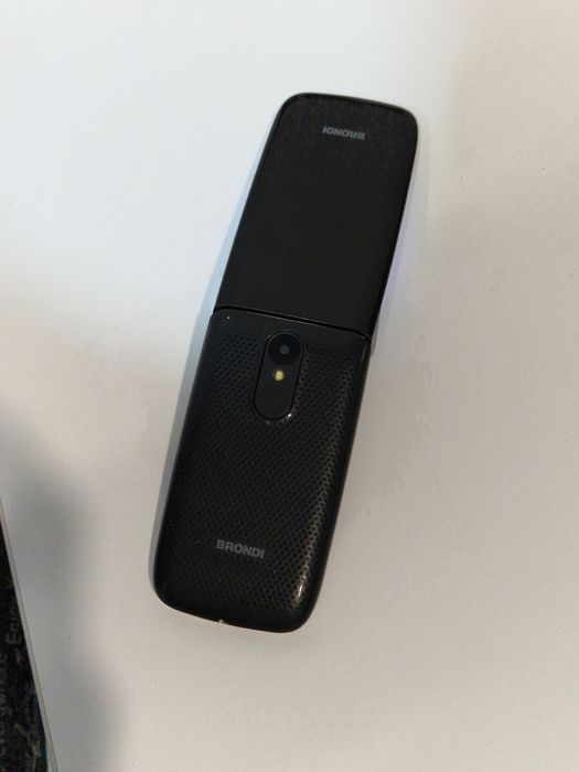 Telefon cu clapeta cu încărcător