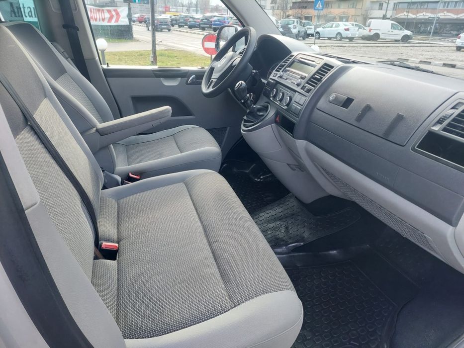VW Transporter-Caravelle Modelul Lung 2011 8+1 Locuri