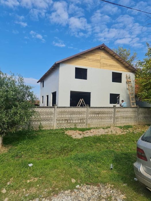 Case modulare pe structura metalica izolate cu panouri sandwich