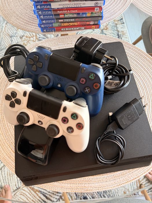 Vand ps4 cu 12 jocuri
