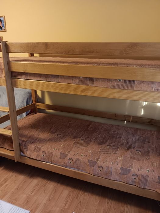 Vand pat suprapus , din lemn masiv.