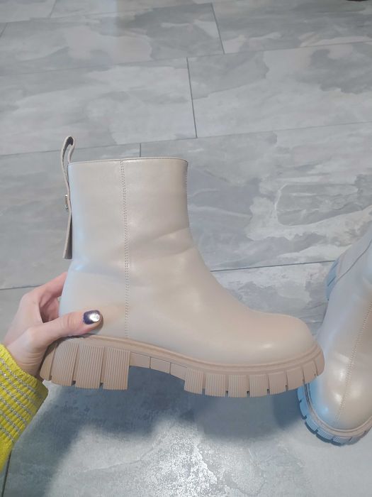 Боти в бежов цвят