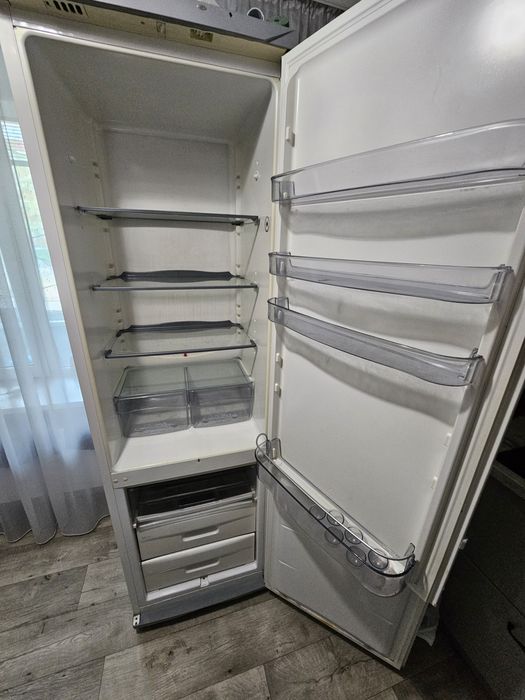 Холодильник SNAIGE.