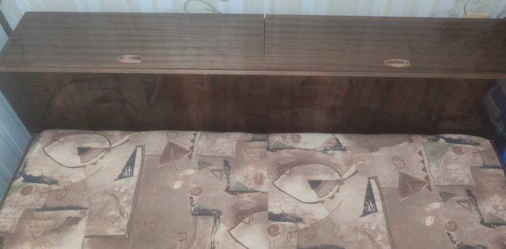 Спалнята с матрак и 2 нощни шкафчета