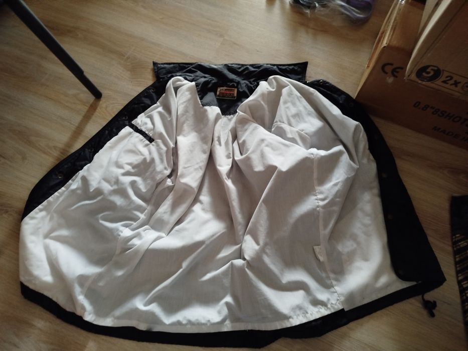 Продавам дрехи. ..