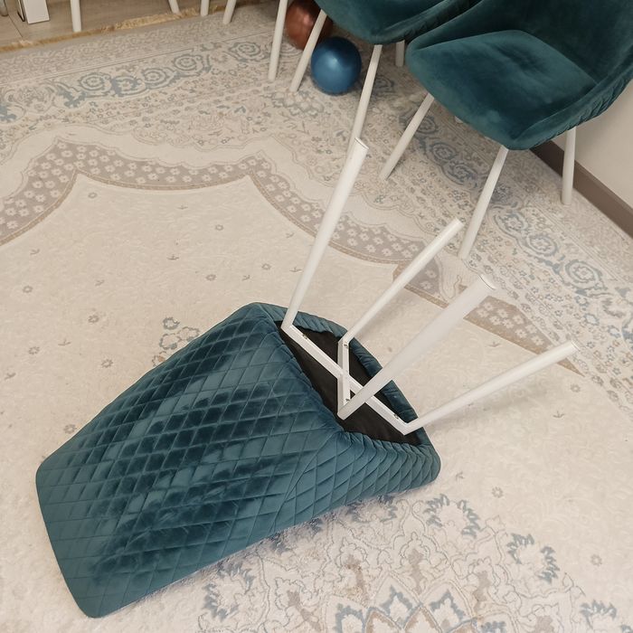 Продам комплект из 6 обеденных стульев.