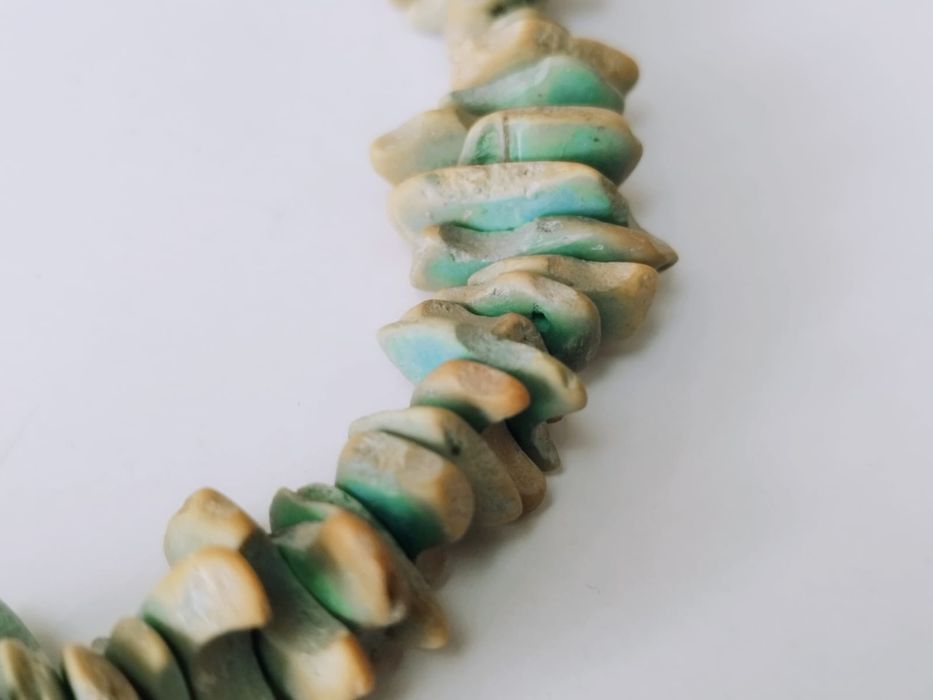 Colier turcoaz african din chipsuri de piatra howlit