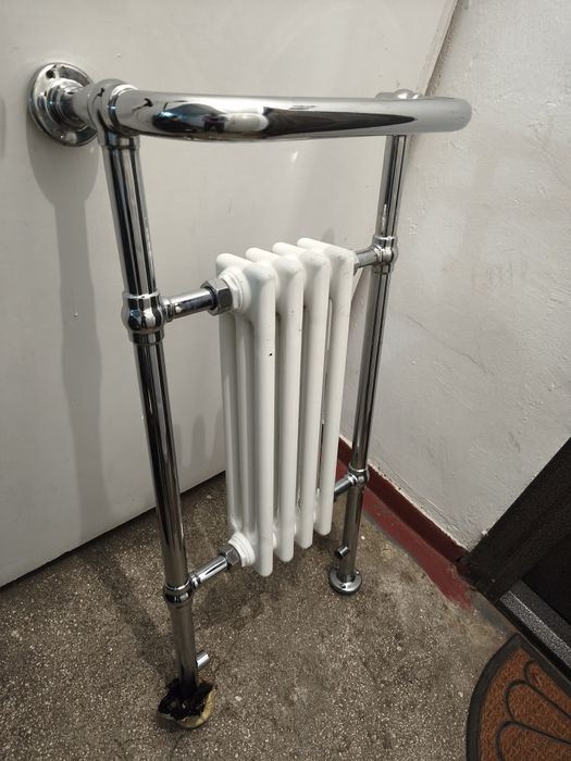 Vând calorifer baie