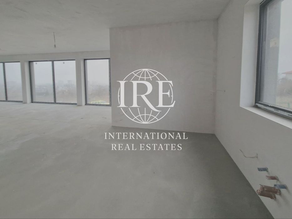 Нова двуетажна къща с впечатляваща панорамна гледка към езерото и гра