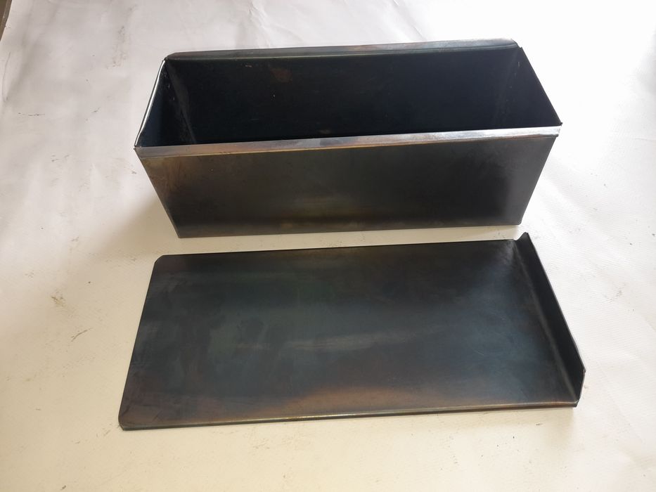 Tăva pentru copt pâine toast cu șină și capac culisabil .